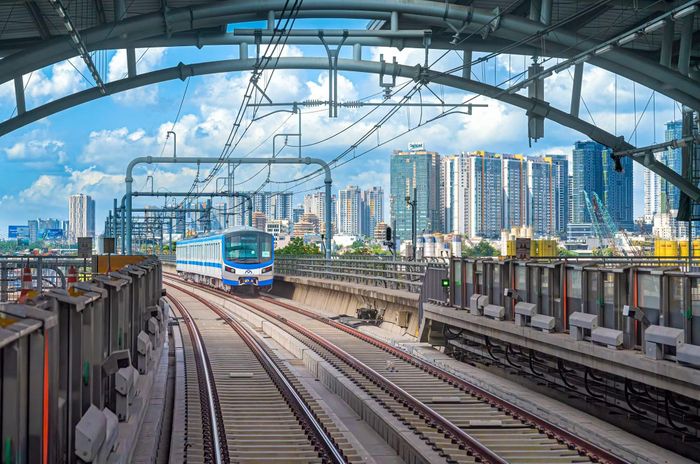 Tuyến metro vận hành giữa khu vực đô thị trung tâm TP.HCM, nơi hạ tầng giao thông công cộng đang trở thành một phần quan trọng trong quá trình phát triển thành phố. Ảnh: JICA.