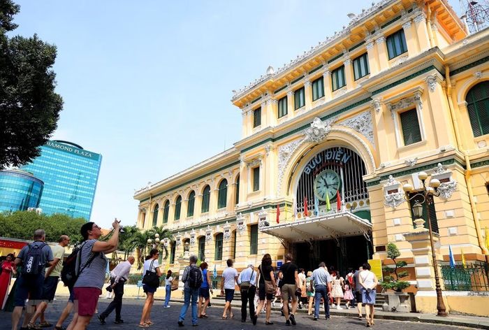 Du khách tham quan Bưu điện TP.HCM, một trong những điểm đến quen thuộc tại khu vực trung tâm thành phố. Ảnh: Báo Điện tử Chính phủ.