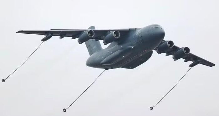 Máy bay tiếp nhiên liệu trên không YY-20. Ảnh: MW.