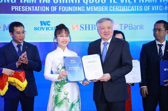  TS. Nguyễn Thị Phương Thảo đại diện HD Financial Group, với HDBank là NHTM trọng tâm, đón chứng nhận thành viên sáng lập Trung tâm Tài chính Quốc tế Việt Nam 