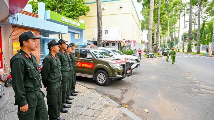 Lực lượng Cảnh sát cơ động túc trực thực hiện nhiệm vụ tại tuyến đường Huyền Trân Công Chúa