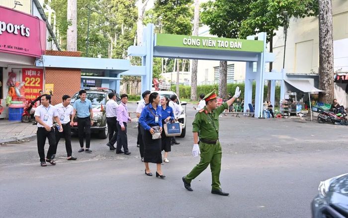 Lực lượng công an hướng dẫn đại biểu vào Hội trường Thống Nhất