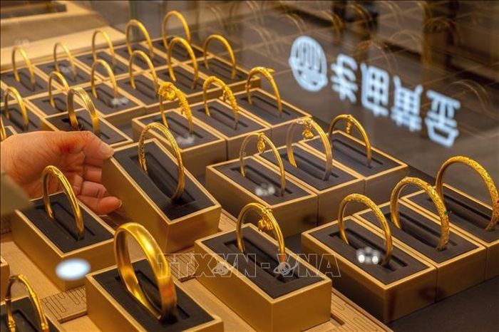 Trang sức vàng được bày bán tại tiệm kim hoàn ở tỉnh Chiết Giang, Trung Quốc. Ảnh: THX/TTXVN