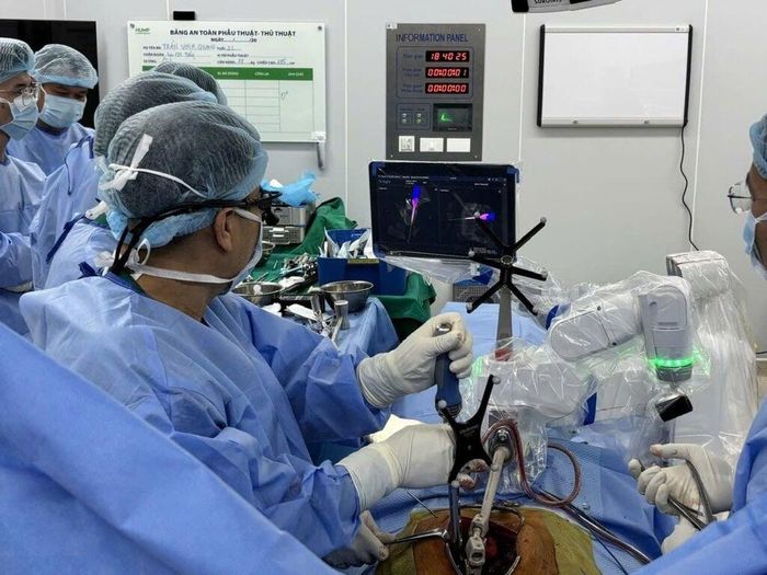 Bác sĩ sử dụng robot thế hệ mới hỗ trợ phẫu thuật cho bệnh nhân cong vẹo cột sống. Ảnh: Bệnh viện cung cấp