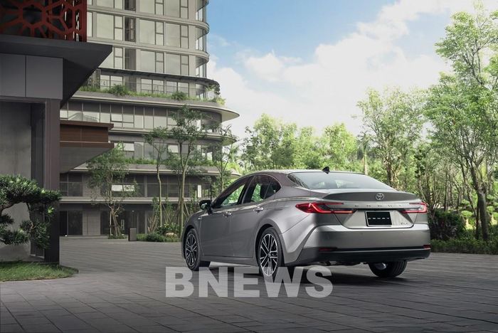 Toyota Camry HEV Premium có giá bán lẻ mới từ 1,32 tỷ đồng, giảm 140 triệu đồng so với trước đây