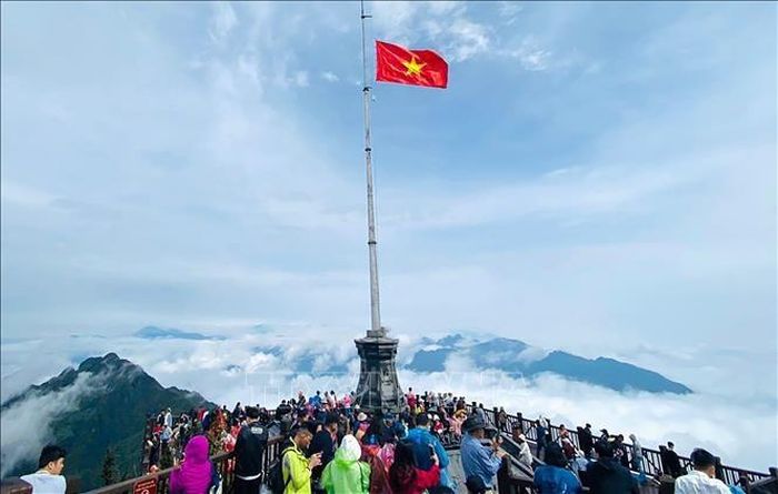 Du khách trong và ngoài nước tham quan đỉnh Fansipan, nơi được mệnh danh là "nóc nhà Đông Dương" với độ cao 3.143m. Ảnh: Quốc Khánh/TTXVN