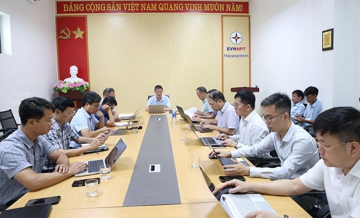 : Các đơn vị tham gia thi công dự án dự cuộc họp. Ảnh: EVNNPT