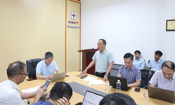 Ông Vũ Tất Thành – Phó Giám đốc NPMB báo cáo tiến độ triển khai dự án tại cuộc họp. Ảnh: EVNNPT