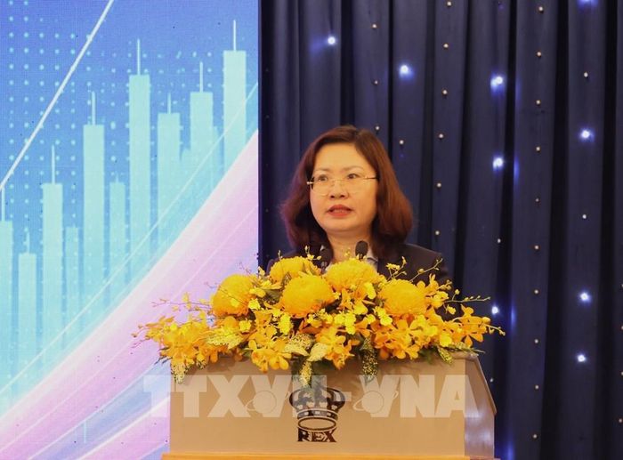 Bà Vũ Thị Chân Phương, Chủ tịch Ủy ban Chứng khoán Nhà nước, phát biểu khai mạc hội nghị. Ảnh: Hứa Chung-TTXVN