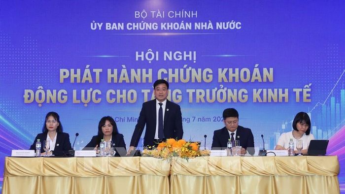 Phiên thảo luận về các quy định mới tại Nghị định số 200/2026/NĐ-CP về chào bán, giao dịch trái phiếu doanh nghiệp riêng lẻ. Ảnh: Hứa Chung - TTXVN