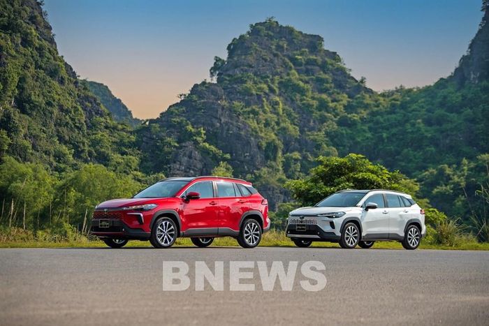 Toyota Corolla Cross 1.8 Hybrid và Toyota Corolla Cross 1.8 xăng. Ảnh: Văn Xuyên/BNEWS/TTXVN