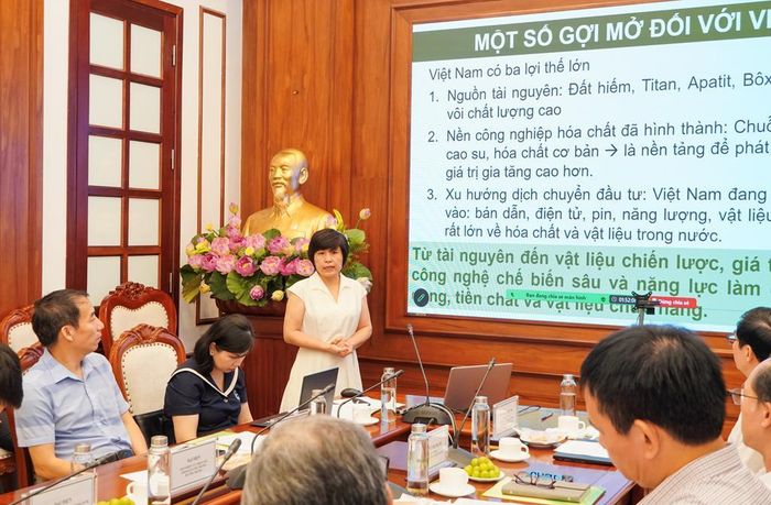 GS TS Vũ Thị Thu Hà, Giám đốc Phòng thí nghiệm Trọng điểm Công nghệ lọc hóa dầu, Phó Viện trưởng Viện Hóa học Công nghiệp Việt Nam tham luận. Ảnh: Vinachem