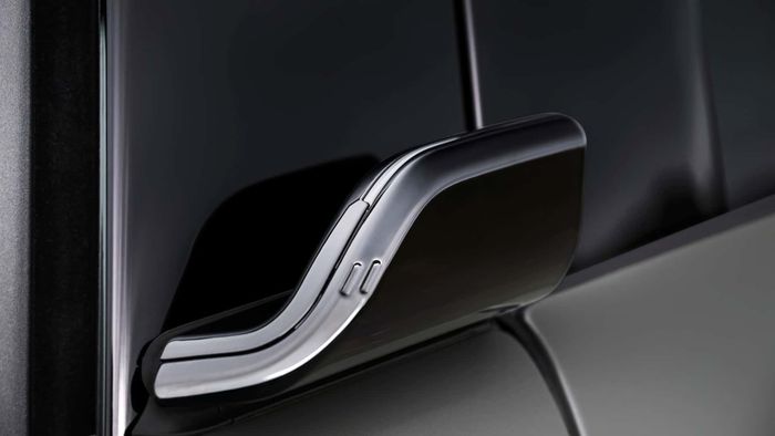 BMW dùng tay nắm dạng Winglet đặt gần trụ B và C.