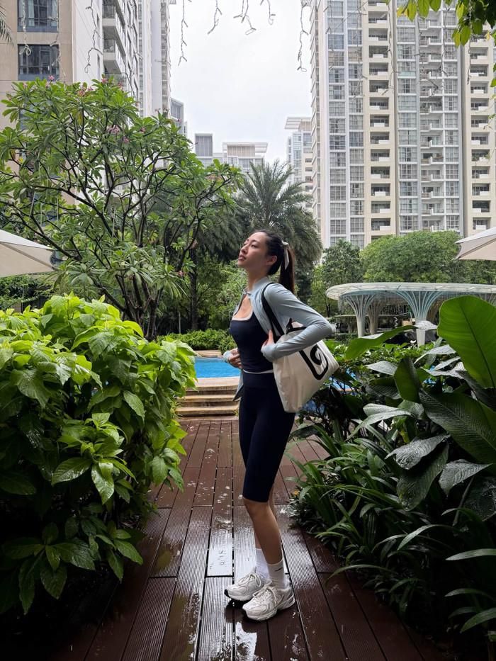 Lương Thùy Linh khoe vóc dáng thanh mảnh bất chấp thời tiết mưa gió. (Nguồn: FBNV)