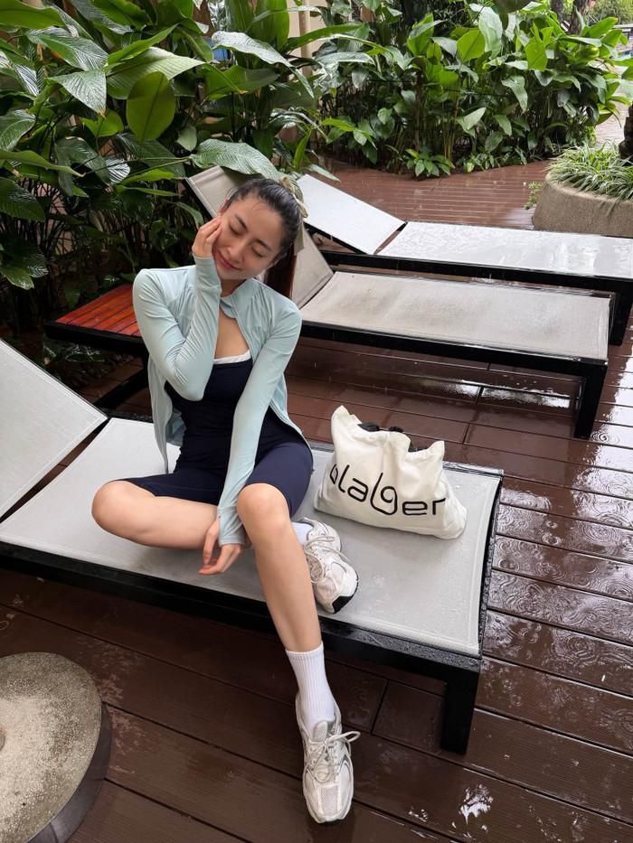 Lương Thùy Linh diện đồ thể thao ôm sát, khoe trọn đôi chân 1m22 cực phẩm. (Nguồn: FBNV)
