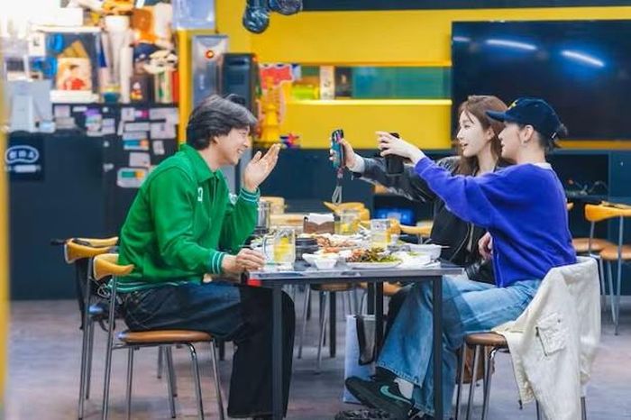 Khoảnh khắc thân thiết của Gong Yoo bên các đồng nghiệp. (Ảnh từ Chosun)