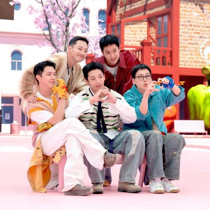 Nhóm nhạc nam hư cấu Migak Boys từ bộ phim The Legend of Kitchen Soldier lên sân khấu.