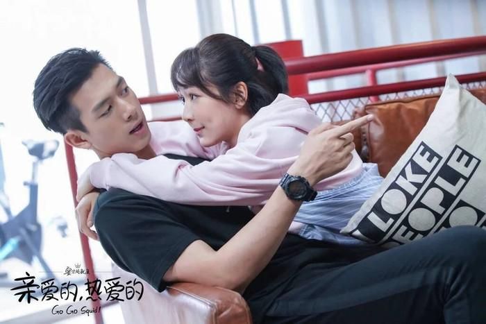 Cá Mực Hầm Mật là một trong những bộ phim ngôn tình nổi bật kết hợp yếu tố e-Sports, do Hạng Húc Tinh đạo diễn, với Dương Tử và Lý Hiện đảm nhận vai chính. Chuyển thể từ tiểu thuyết cùng tên của Mặc Bảo Phi Bảo, phim kể về Đồng Niên - thiên tài công nghệ thông tin và cũng là ca sĩ mạng nổi tiếng đem lòng yêu Hàn Thương Ngôn, cựu tuyển thủ e-Sports đang dẫn dắt đội K&amp;K hướng tới mục tiêu chinh phục đấu trường quốc tế. Bằng sự chân thành và kiên trì, Đồng Niên từng bước chinh phục trái tim của Hàn Thương Ngôn, trong khi cả hai cùng đồng hành trên hành trình theo đuổi ước mơ và khát vọng chiến thắng. Câu chuyện tình yêu đan xen tinh thần nhiệt huyết của tuổi trẻ đã giúp bộ phim tạo hiệu ứng mạnh tại nhiều thị trường châu Á và trở thành một trong những tác phẩm nổi bật trên iQIYI.