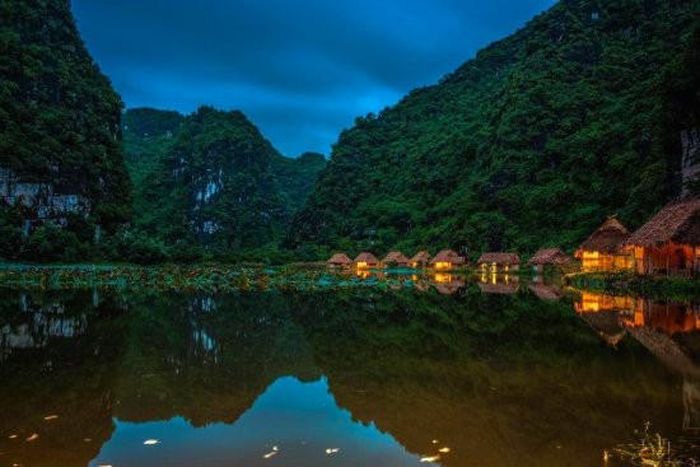 Những khu nghỉ dưỡng nằm giữa núi non về đêm.