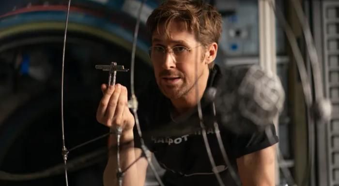 Tạo hình đầy ấn tượng của tài tử Ryan Gosling trong vai thầy giáo khoa học gánh vác vận mệnh vũ trụ. Ảnh: NSX
