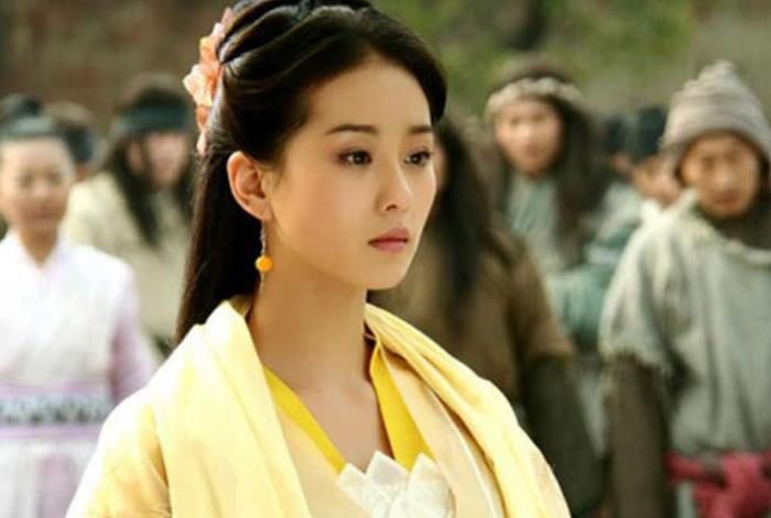 Dù đều sử dụng võ công từ Cửu Âm Chân Kinh, Hoàng Sam Nữ Tử được đánh giá đạt cảnh giới chính thống và tinh thuần hơn hẳn Chu Chỉ Nhược.