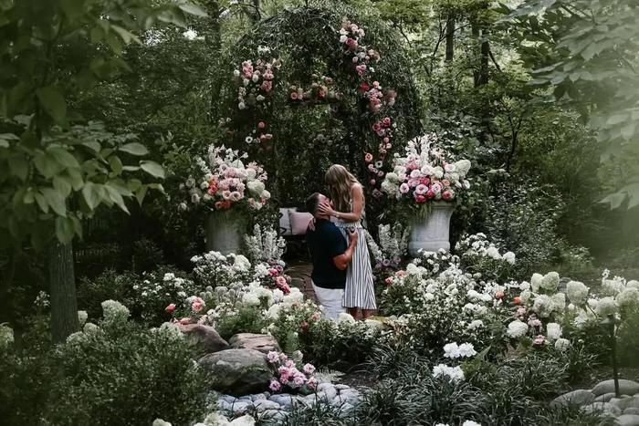 Taylor Swift và Travis Kelce đang cho dựng một lâu đài khổng lồ ngay bên trong Madison Square Garden để phục vụ lễ cưới.