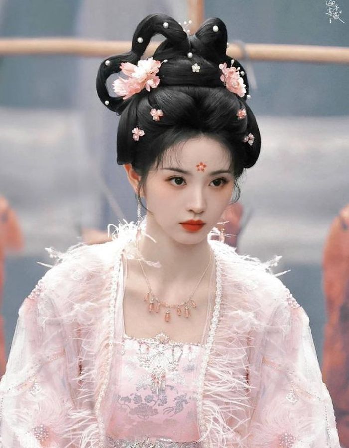 Điền Hi Vi là gương mặt nổi bật của thế hệ tiểu hoa 95, ghi dấu ấn qua nhiều dự án cổ trang đình đám. Ảnh: NSX