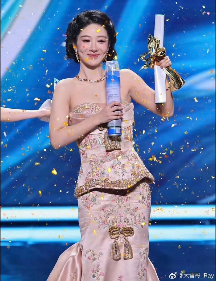 Sau chiến thắng tại Bạch Ngọc Lan, Dương Tử tiếp tục bước vào đường đua Kim Ưng với nhiều kỳ vọng nhưng cũng đối mặt không ít áp lực. Ảnh: Weibo.