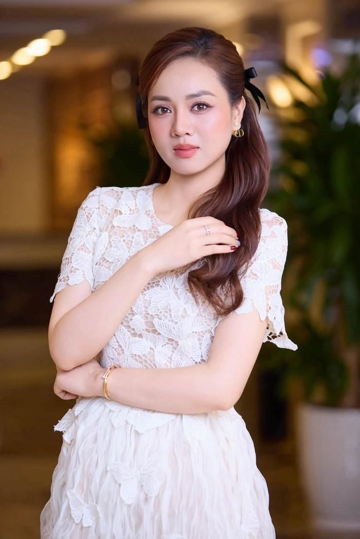 Vợ NSND Công Lý cho biết công việc thử thách, nhiều lúc cô nản lòng muốn từ bỏ nhưng vẫn cố gắng.