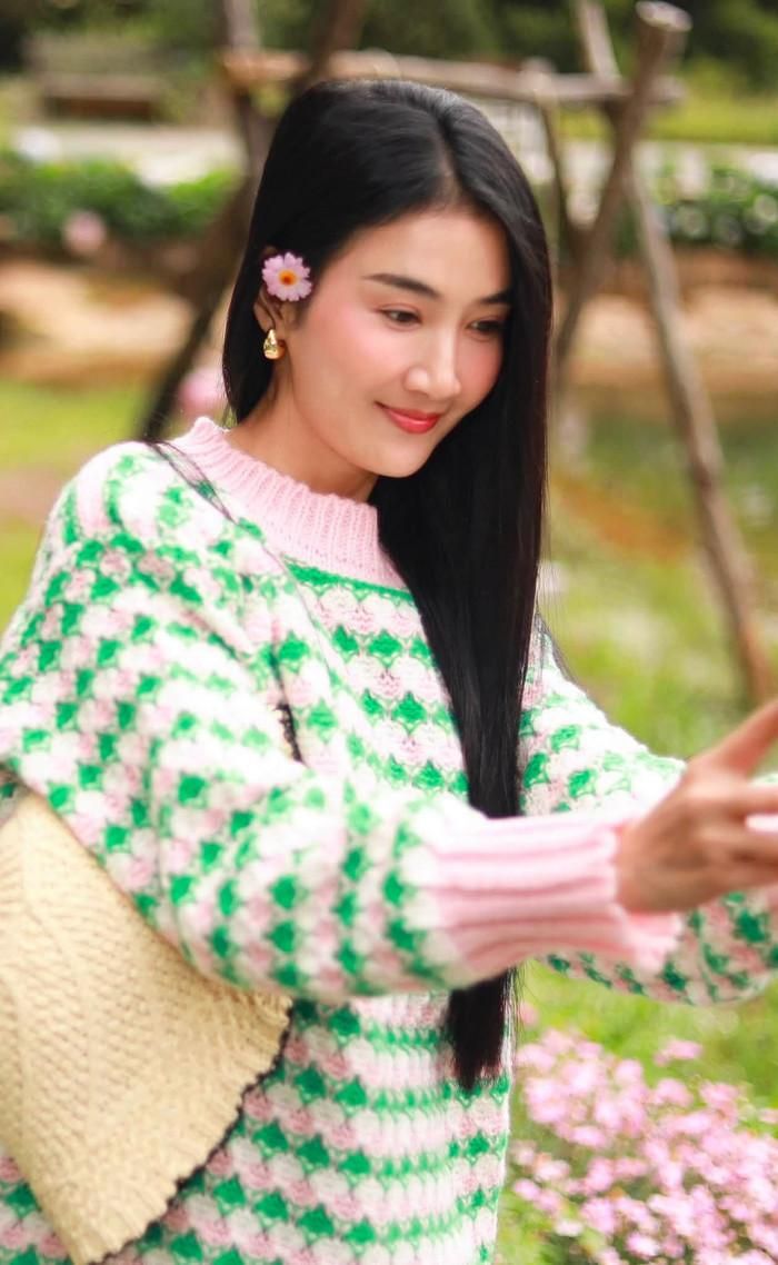 Quỳnh Lam ghi điểm với vẻ đẹp tự nhiên và thần thái dịu dàng giữa mùa hè. (Nguồn: FBNV)