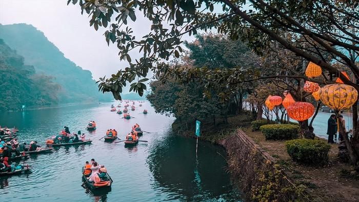 Du khách ấn tượng với những người chèo đò ở Ninh Bình. Ảnh: Vương Lộc