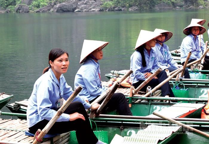 Những người chèo đò trên bến Tràng An. Ảnh/: báo Ninh Bình