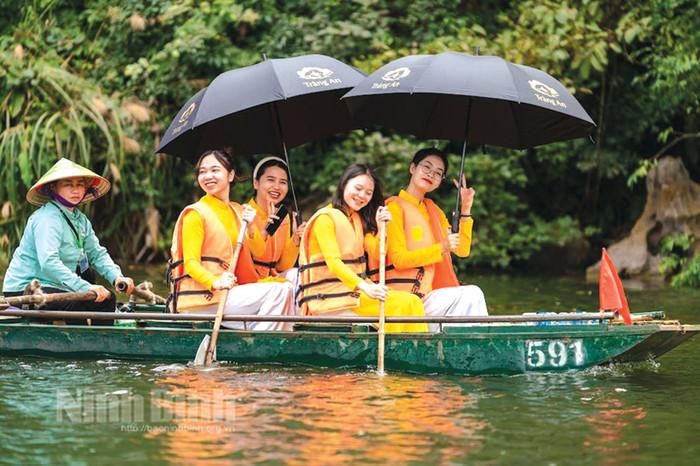 Phía sau mỗi chuyến đò là sự kiên nhẫn và trách nhiệm của những con người ngày ngày gắn bó với di sản. Ảnh: báo Ninh Bình