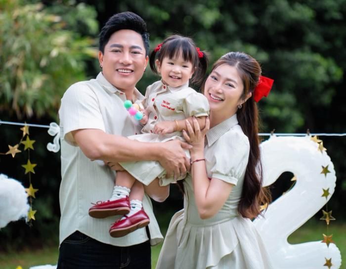 Gia đình Thanh Trúc và Châu Khải Phong trong bộ ảnh mừng sinh nhật 2 tuổi của con gái. Ảnh: FBNV
