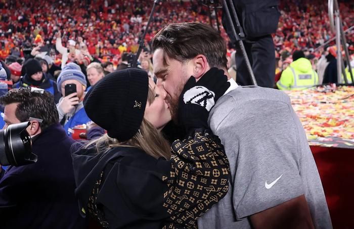 Không loại trừ khả năng Taylor Swift và Travis Kelce đã bí mật hoàn tất nghi thức kết hôn trước khi tổ chức hôn lễ chính thức.