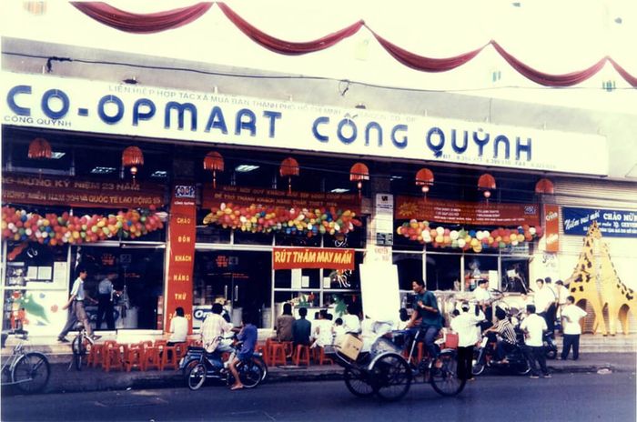 Siêu thị Co.opMart Cống Quỳnh ra đời năm 1996