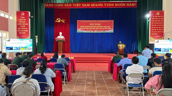 Đông đảo người dân xã biên giới Pha Long tham gia chương trình.