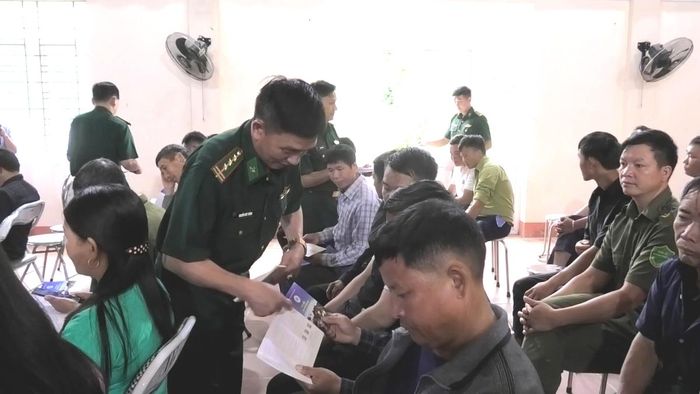Bộ đội Biên phòng phát tờ rơi tuyên truyền cho người dân.
