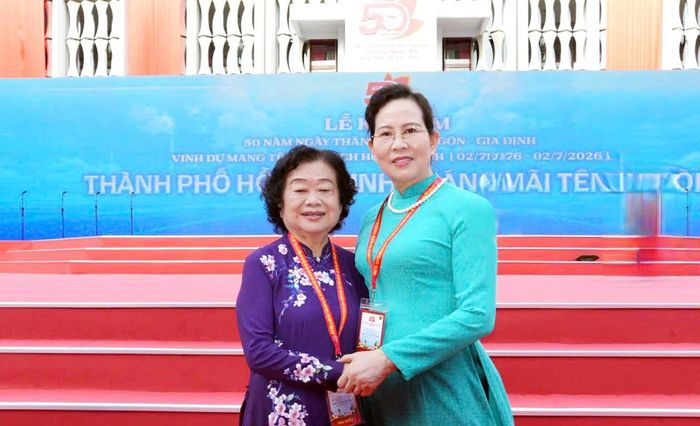 Bà Trương Mỹ Hoa (bên trái) - nguyên Bí thư Trung ương Đảng, nguyên Phó Chủ tịch nước, nguyên Chủ tịch Hội LHPN Việt Nam và bà Lê Thị Thủy - Ủy viên TƯ Đảng, Phó Chủ tịch UBTƯ MTTQ Việt Nam, Chủ tịch Hội LHPN Việt Nam, dự Lễ kỷ niệm 