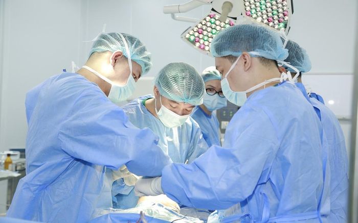 Ê-kíp tiến hành thay khớp gối cho bệnh nhân.