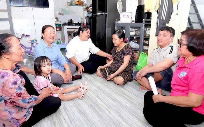 Hội LHPN phường Bình Thạnh (TPHCM) thăm hỏi bà con là người khiếm thị tại khu trọ trên địa bàn. Ảnh: Thế Anh