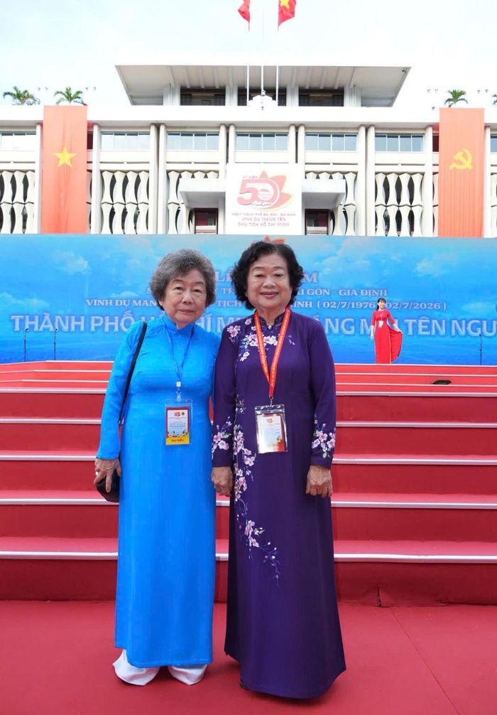 Bà Trương Mỹ Hoa (bên phải) - nguyên Bí thư Trung ương Đảng, nguyên Phó Chủ tịch nước, nguyên Chủ tịch Hội LHPN Việt Nam và bà Trương Mỹ Lệ (Tư Liêm) - nguyên Quyền Bí thư Thành Đoàn TPHCM, dự Lễ kỷ niệm 50 năm ngày thành phố mang tên Bác vào sáng 2/7/2026 tại Hội trường Thống nhất, TPHCM. Ảnh: Minh Tuấn