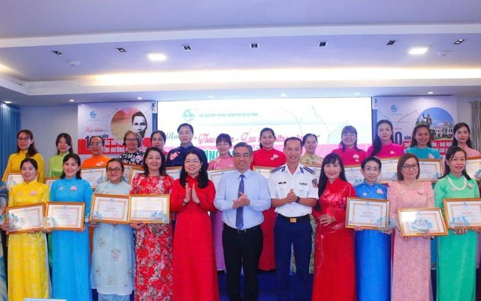 Ông Nguyễn Phước Lộc, Ủy viên TƯ Đảng, Phó Bí thư Thành ủy, Chủ tịch Ủy ban MTTQ Việt Nam TPHCM (giữa, hàng trước); bà Nguyễn Thị Ngọc Xuân, Chủ tịch Hội LHPN TPHCM (thứ 6 từ trái sang, hàng trước) trao Bằng khen cho các gương điển hình trong học tập và làm theo lời Bác giai đoạn 2025 - 2026. Ảnh: Phạm Thương