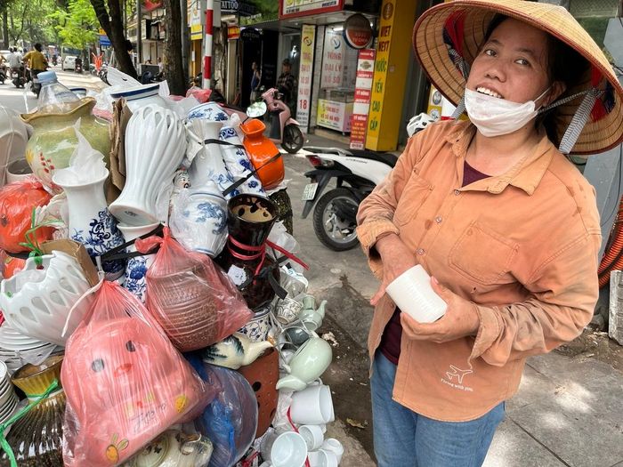 Chị Bùi Thị Thường trao đổi với khách