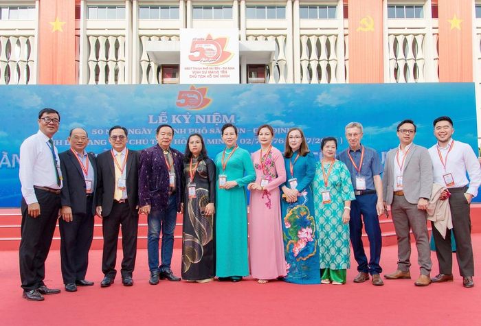 Ủy viên TƯ Đảng, Phó Chủ tịch UBTƯ MTTQ Việt Nam, Chủ tịch Hội LHPN Việt Nam Lê Thị Thủy (thứ 6 từ trái sang) chụp ảnh lưu niệm với đoàn đại biểu kiều bào