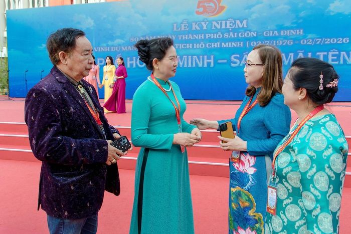 Ủy viên TƯ Đảng, Phó Chủ tịch UBTƯ MTTQ Việt Nam, Chủ tịch Hội LHPN Việt Nam Lê Thị Thủy (thứ 2 từ trái sang) trò chuyện cùng các đại biểu kiều bào tham dự Lễ kỷ niệm