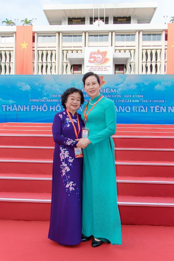 Bà Trương Mỹ Hoa (bên trái) - nguyên Bí thư Trung ương Đảng, nguyên Phó Chủ tịch nước, nguyên Chủ tịch Hội LHPN Việt Nam và bà Lê Thị Thủy - Ủy viên TƯ Đảng, Phó Chủ tịch UBTƯ MTTQ Việt Nam, Chủ tịch Hội LHPN Việt Nam, dự Lễ kỷ niệm