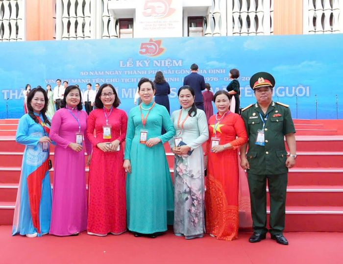 Ủy viên TƯ Đảng, Phó Chủ tịch UBTƯ MTTQ Việt Nam, Chủ tịch Hội LHPN Việt Nam Lê Thị Thủy (thứ 6 từ trái sang) chia sẻ niềm vui cùng các đại biểu trong không khí hân hoan, long trọng của Lễ kỷ niệm 50 năm Ngày Thành phố Sài Gòn - Gia Định vinh dự mang tên Chủ tịch Hồ Chí Minh