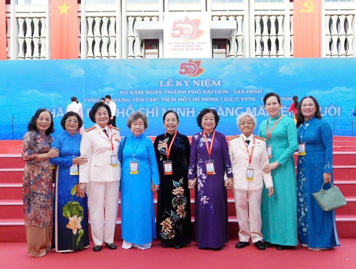 Ủy viên TƯ Đảng, Phó Chủ tịch UBTƯ MTTQ Việt Nam, Chủ tịch Hội LHPN Việt Nam Lê Thị Thủy (thứ 2 từ phải sang) cùng các đại biểu 