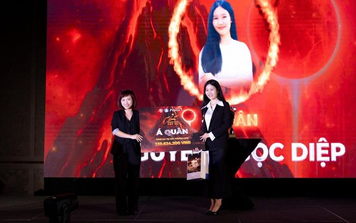 Nguyễn Ngọc Diệp (bên phải) giành danh hiệu Á quân toàn quốc tại cuộc thi Doanh Nhân Tập Sự 2026